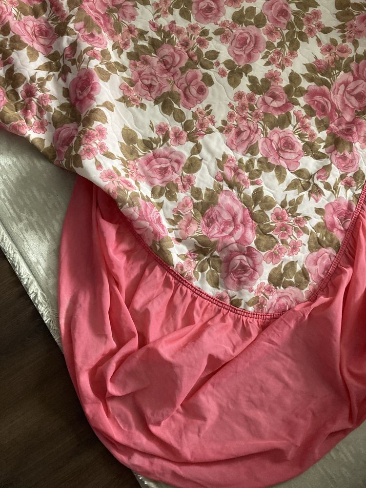 Narzuta na łóżko falbany/róż/kwiaty