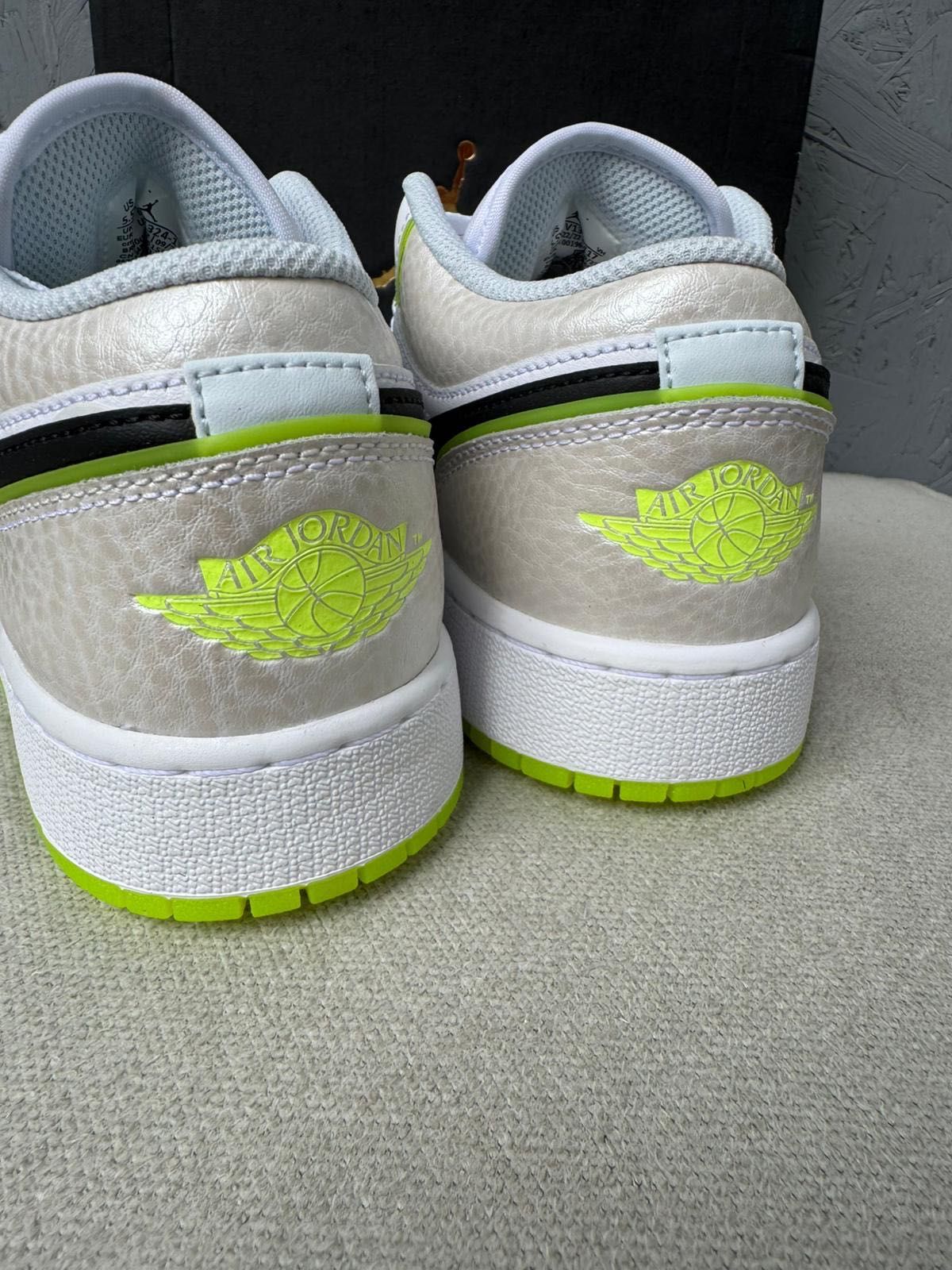 Nowe Sneakersy damskie AIR JORDAN 1 LOW SE białe srebrne 38