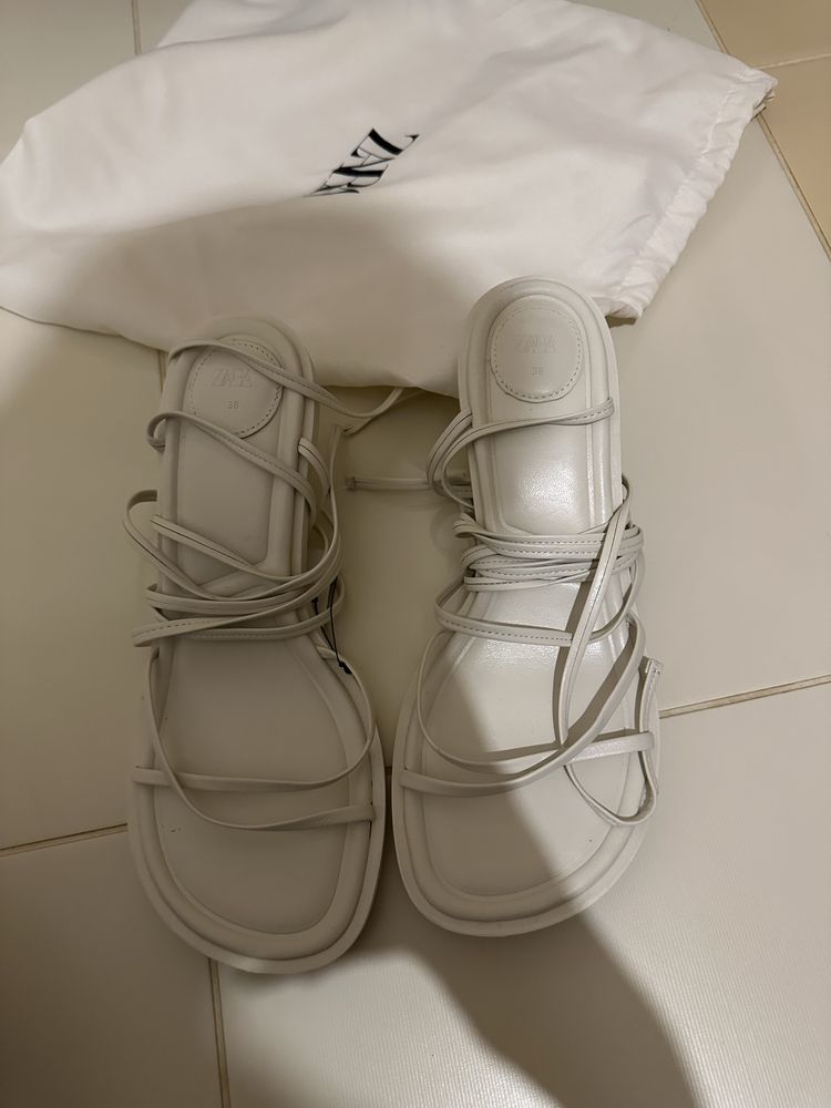 Біло-молочні босоніжки ZARA