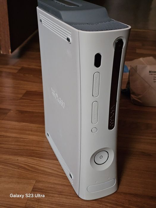 Продам XBOX 360 230 гб прошитый