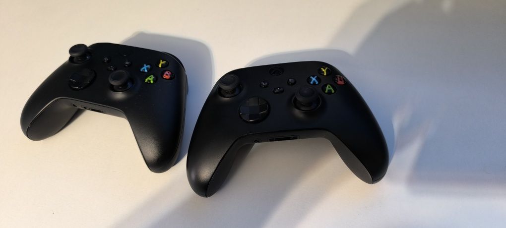 Xbox one X 1TB + 2 pady