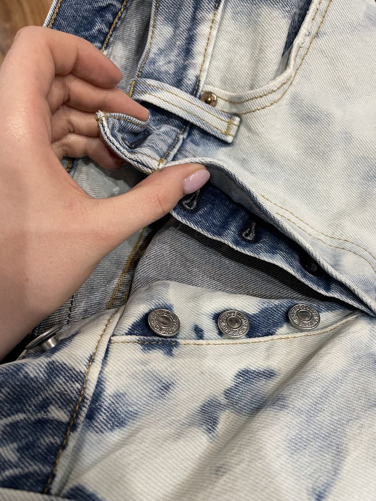 Spodnie dżinsowe jeansowe levi’s mom jeans średni stan