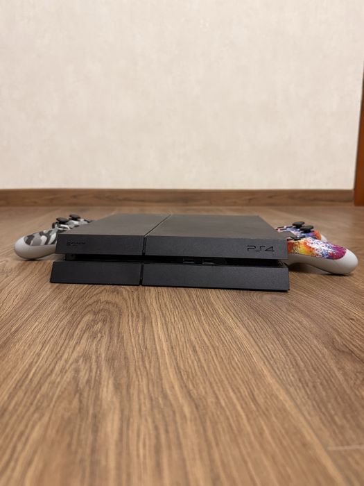 Ігрова приставка Ps4.