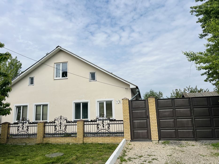 Будинок з ремонтом та терасою