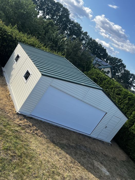 Garaz z bramą swgmentową dach na rąbek premia biały