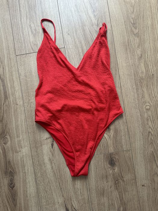 Червоний суцільний купальник