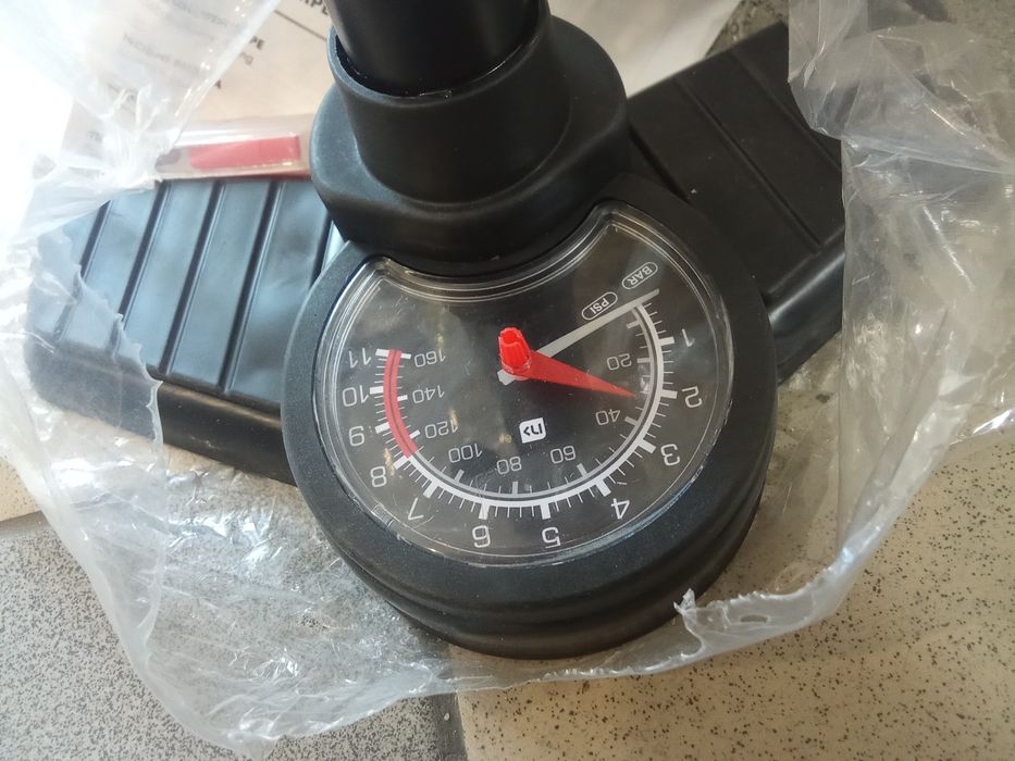 Насос немецкий алю напольный манометр иголка  насадки мяч велосипед