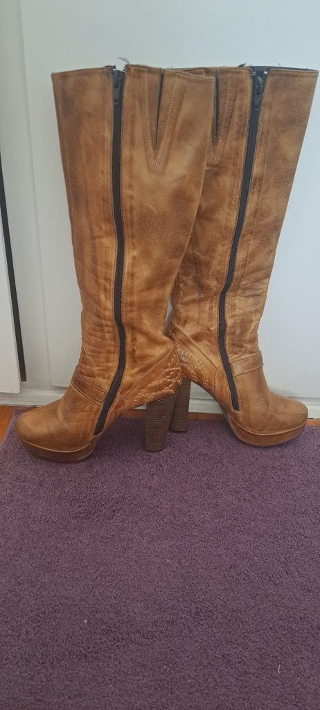 Botas em pele castanhas