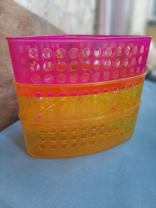 Полки пластмасові для ванної кімнати на липучках.