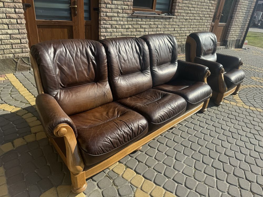 Продаж шкіряного дивана і крісла