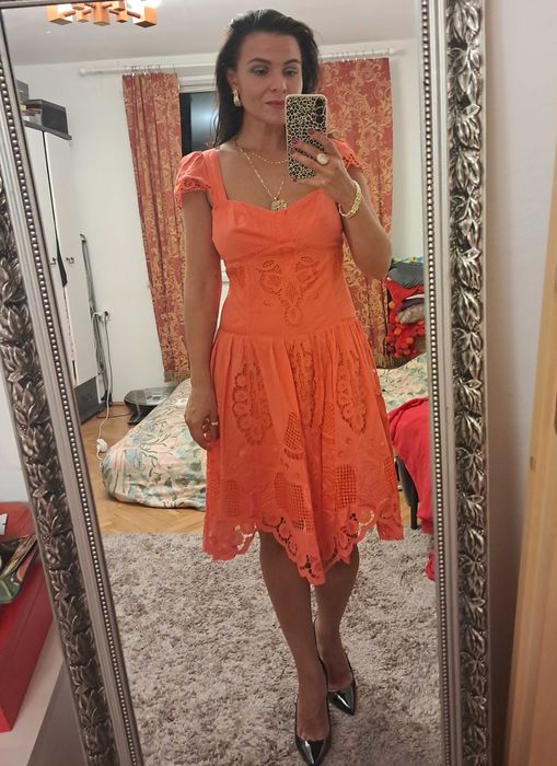 Koralowa haftowana sukienka Karen Millen rozm. L