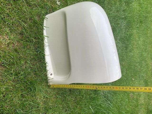 Półpostument biały.