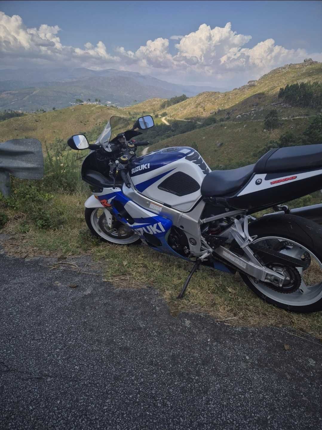 Vendo mota GSXR 1000 .