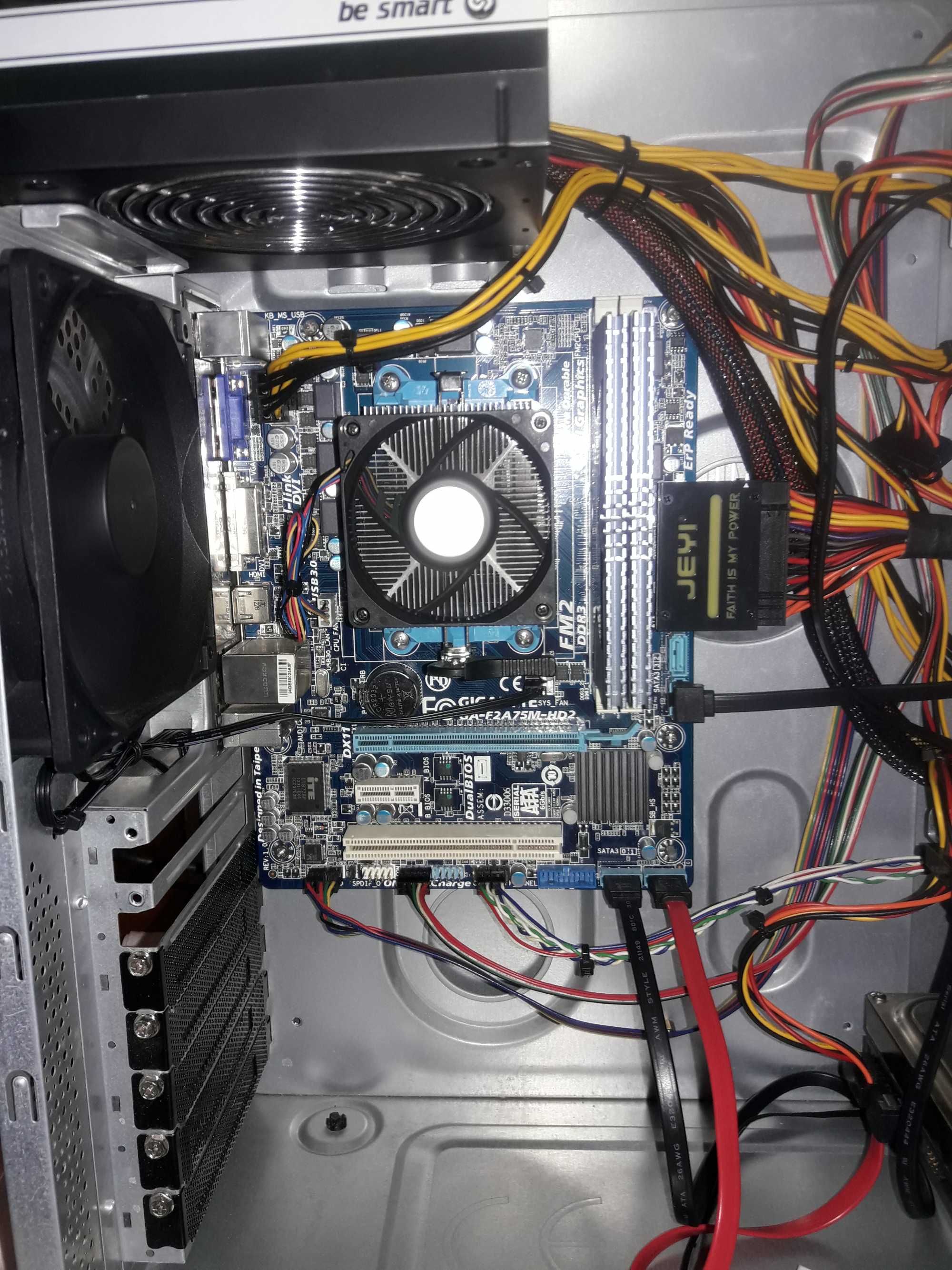 GIGABYTE GA-F2A75M-HD2/AMD A10-5800K/8 GB Kingston HyperX/CPU cooler
