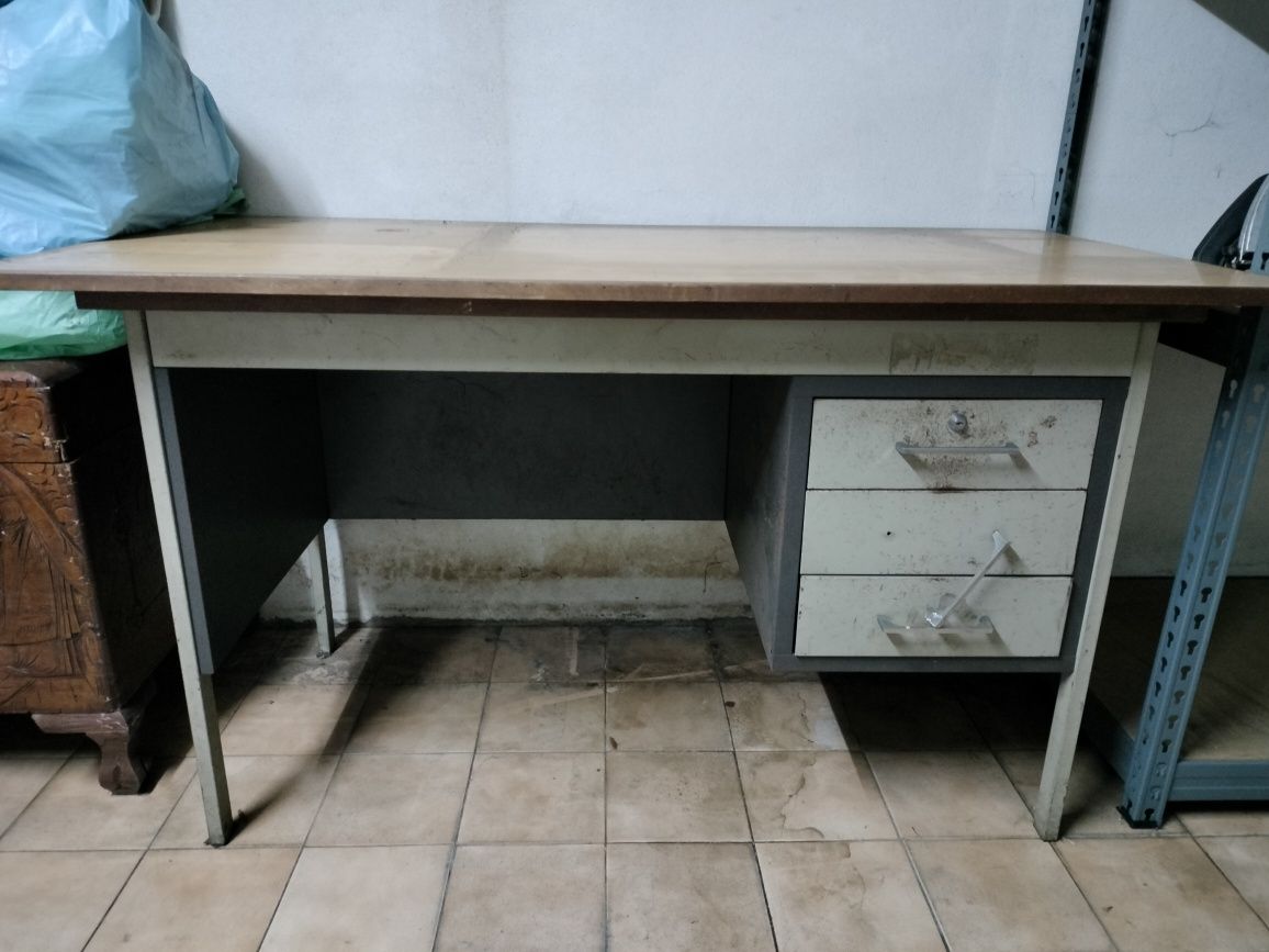 Secretaria em ferro com tampo de madeira 140x70x77