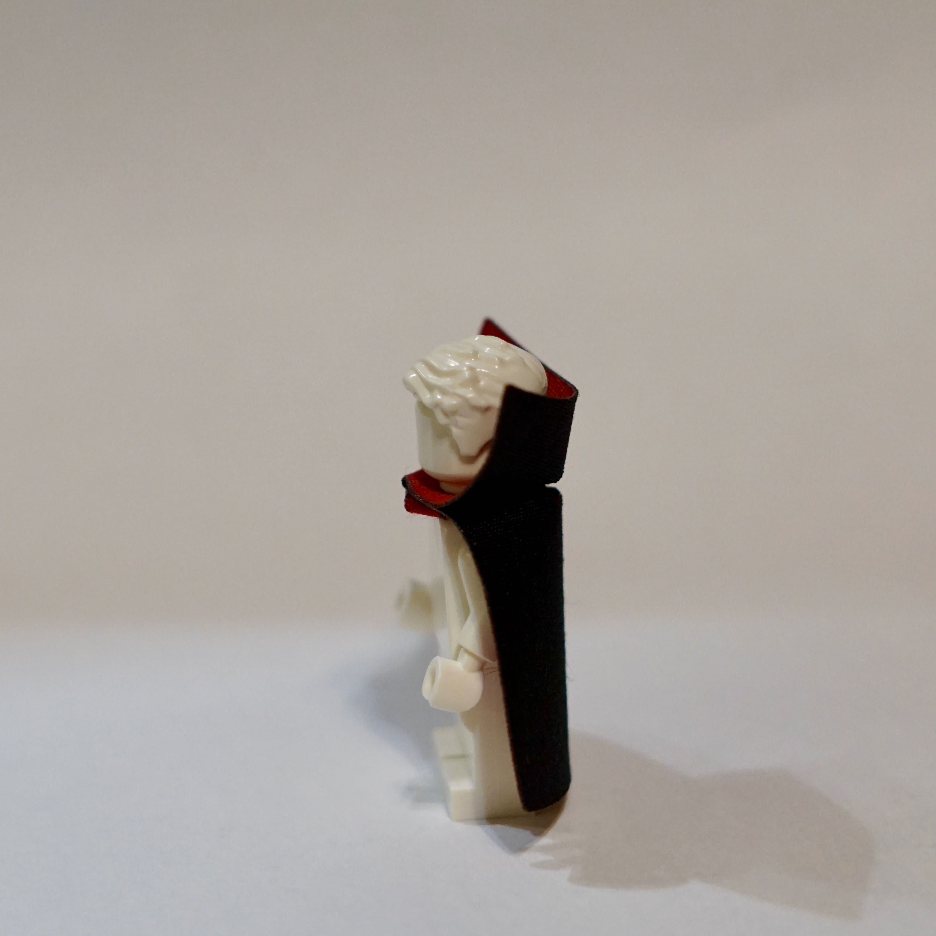 Płaszcz czarno-czerwony dla minifigurki kompatybilny z lego