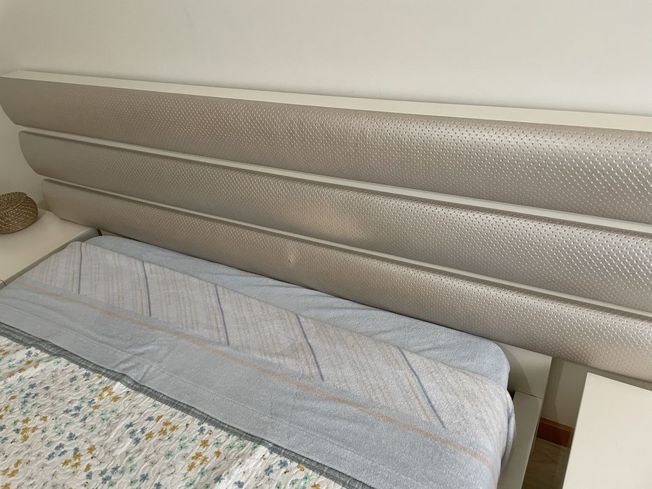 Cama cor branco com estofo