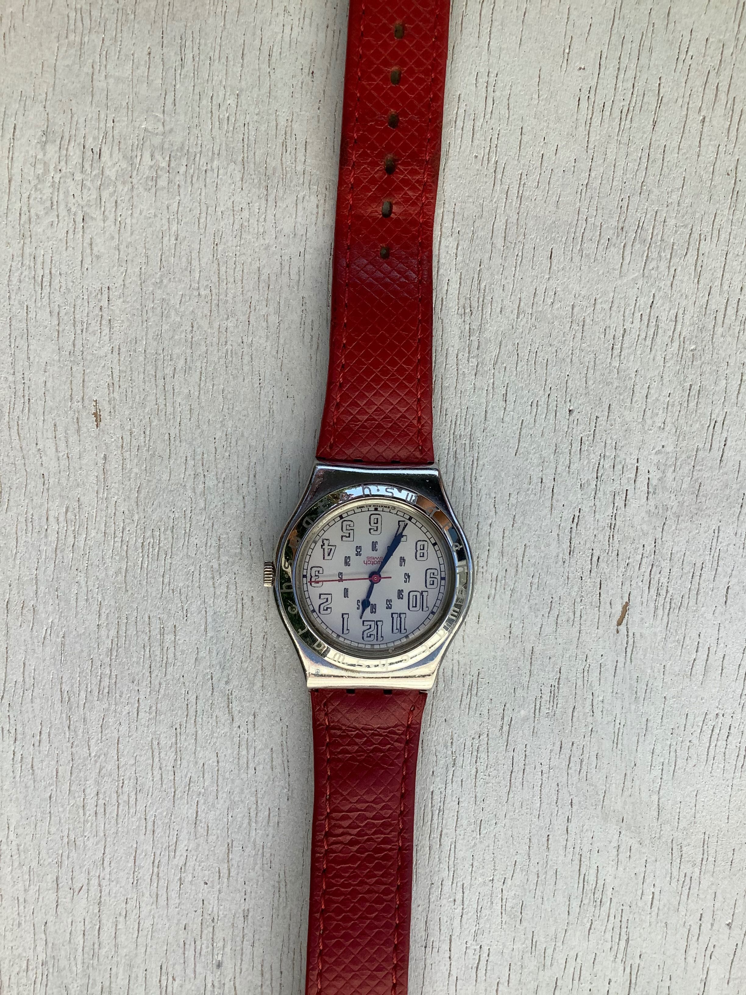 Relógio Swatch em aço com bracelete em pele