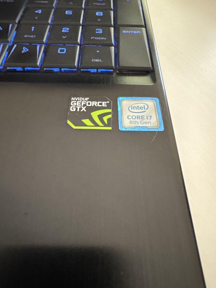 PC portatil i7 2.20GHz / 32RAM / NVIDIA GTX 1050 Ti + Monitor