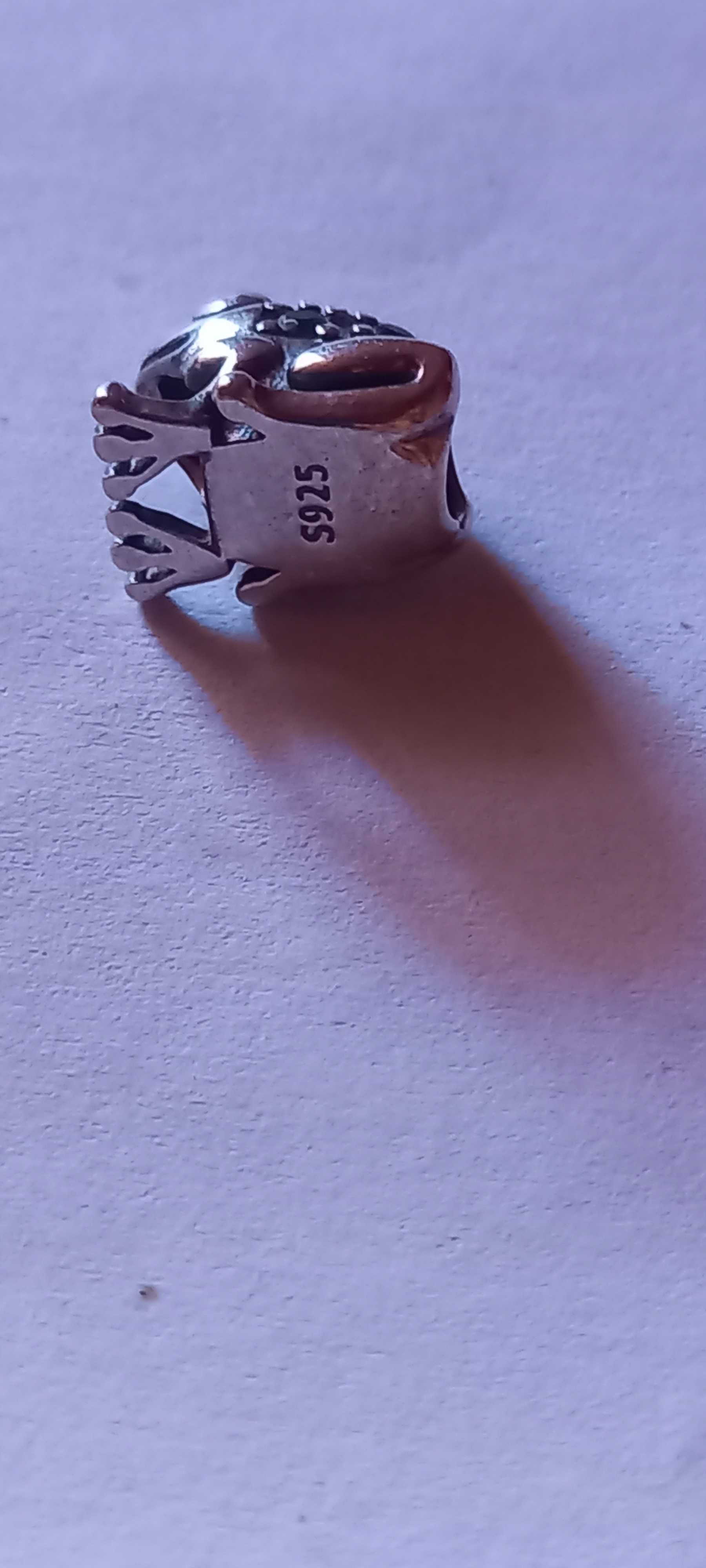 Charms do Pandory żaba zielone kamienie