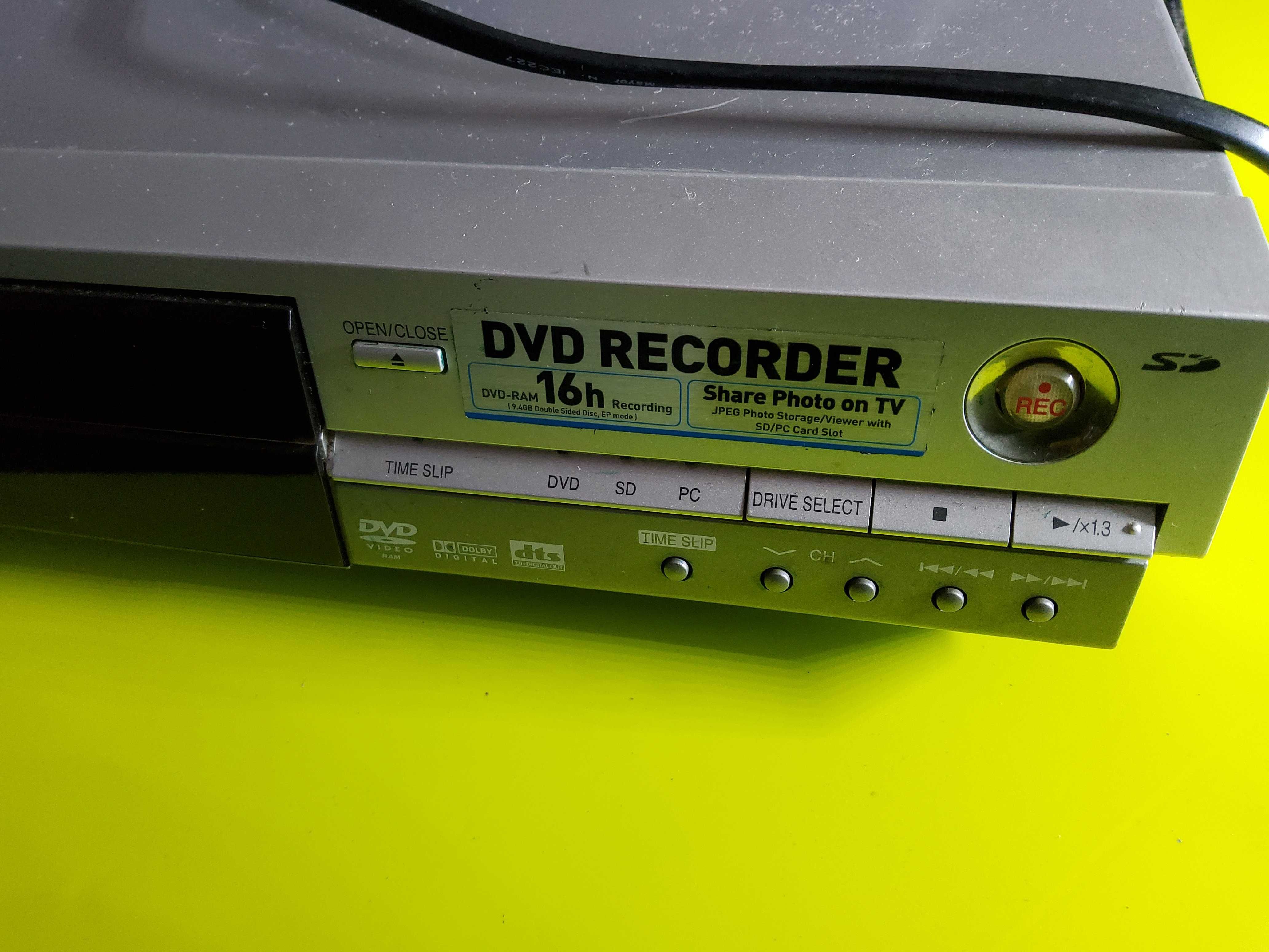 Videogravador Panasonic DMR-E65 com comando
