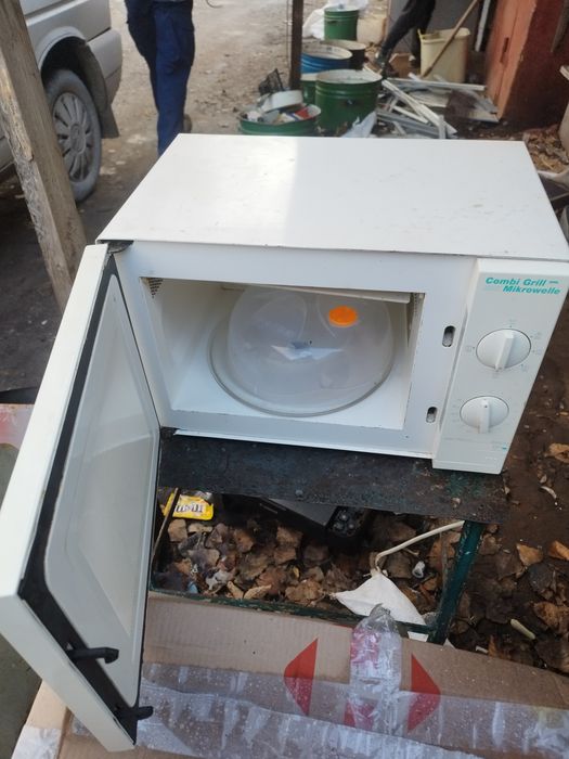 Мікроволновка з тарелкою