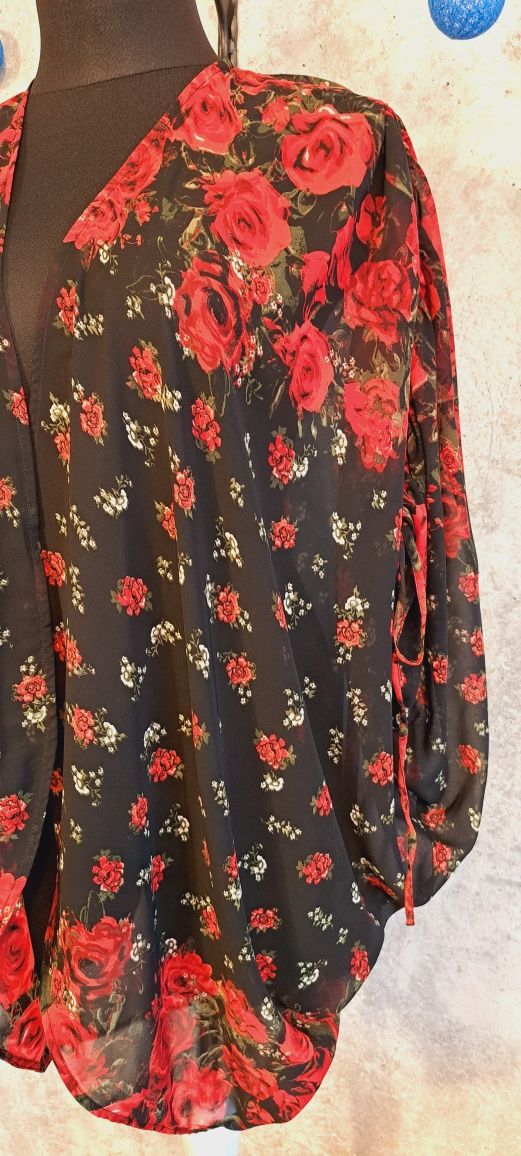 Plus size elegancka narzutka w róże rozmiar uniwersalny