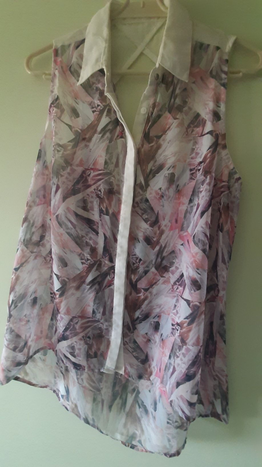 Blusa sem mangas e com costas abertas