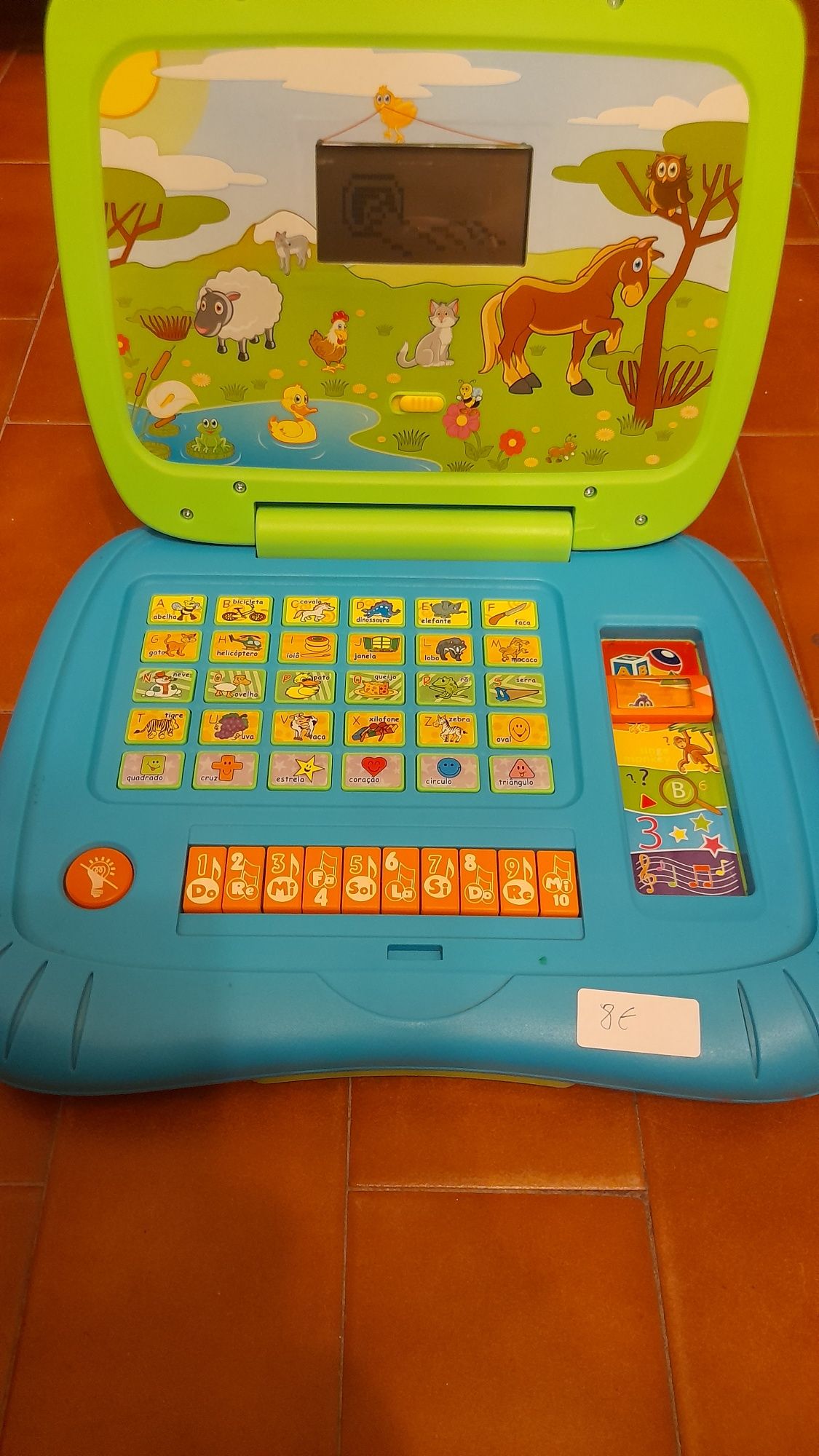 Computador infantil para aprender letras e números.