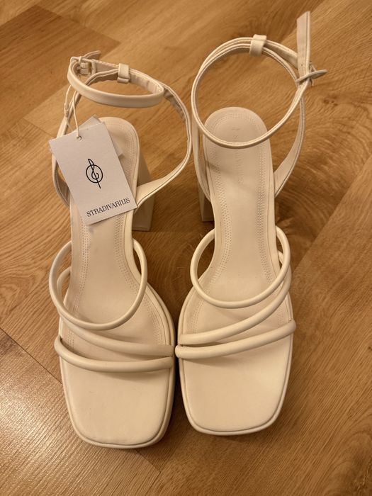 sandały stradivarius mleczne
