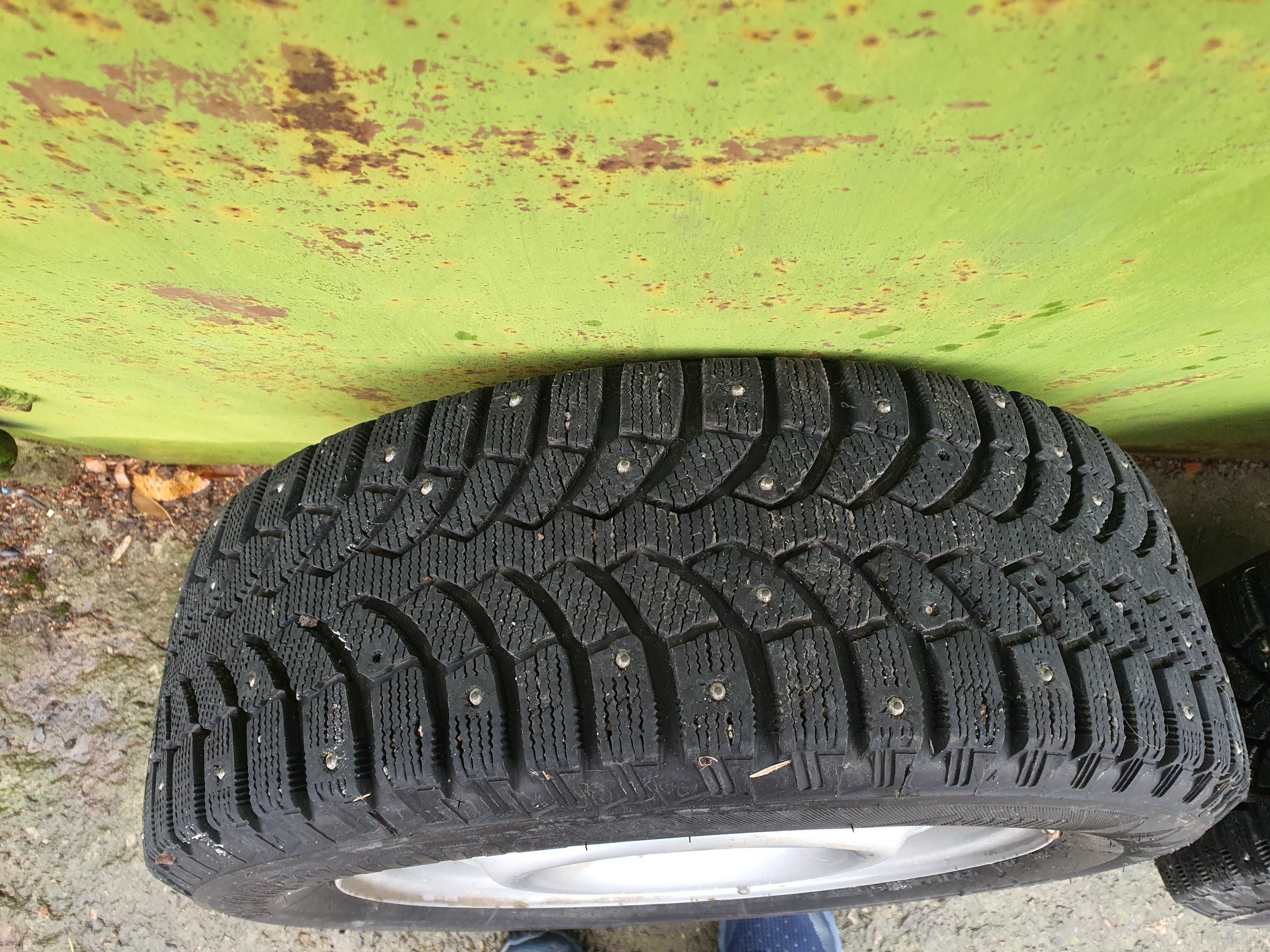 Шини зимові шиповані Bridgestone Blizzak Spike-01 195/60 R15