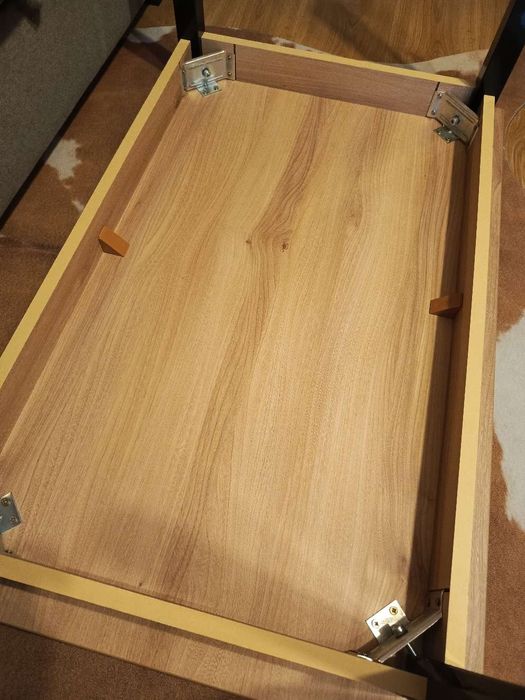 Stół kuchenny ze stalowymi nogami