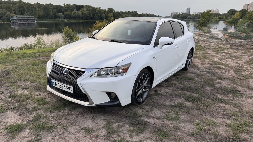 Продам Lexus ct200h