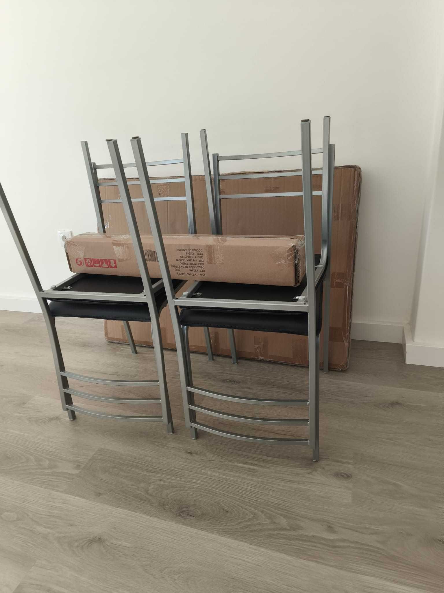 Mesa de cozinha extensível c/4 cadeiras sem uso.