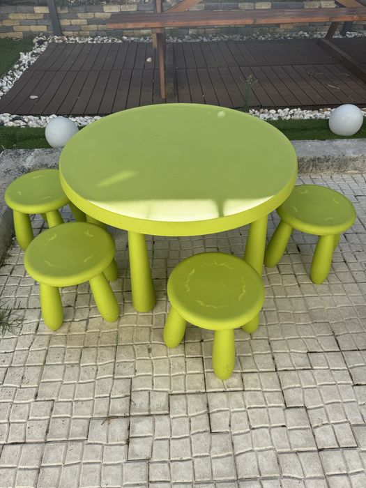 Mesa plastico ikea criança c/ 4 bancos