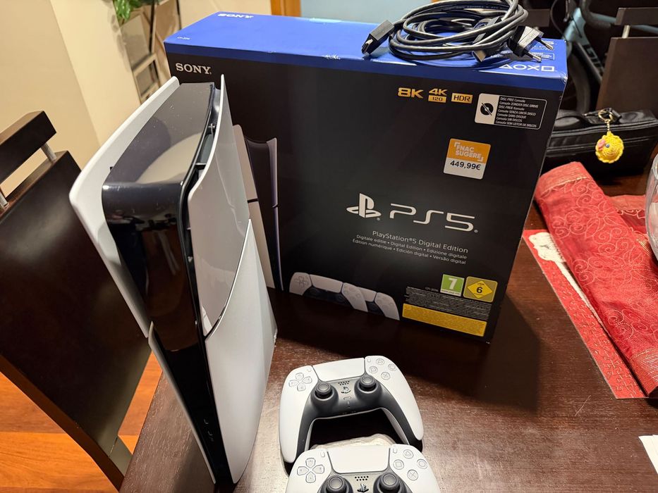 PS5 Digital Edition 825gb com dois comandos. NOVO