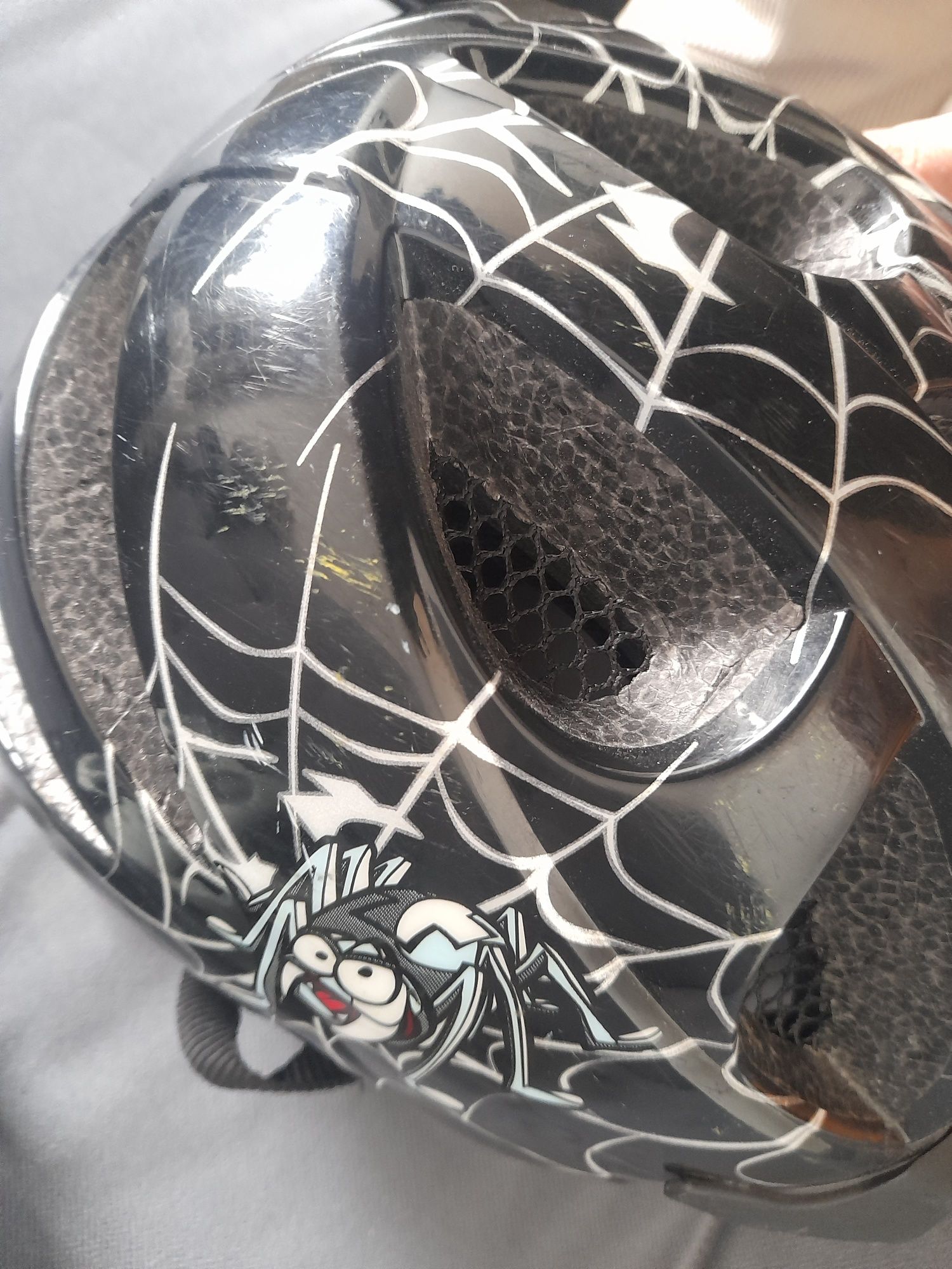Kask z pająkiem dla dzieci pająk