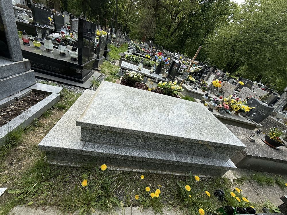 Nowy Grobowiec na Cmentarzu Rakowickim bardo dobra lokalizacja