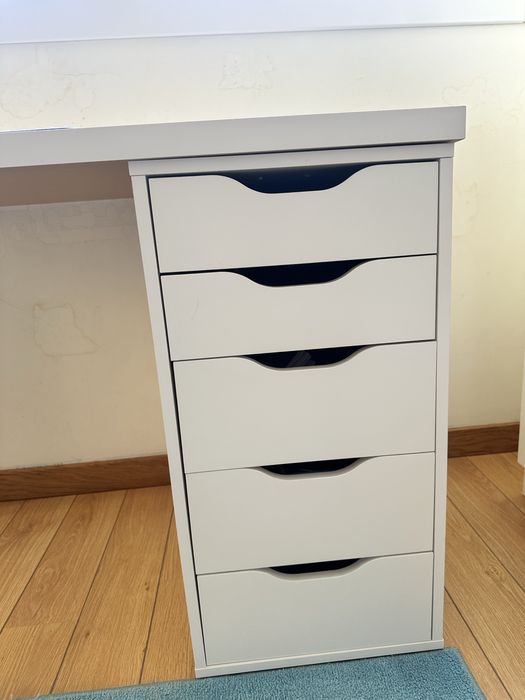 Secretaria com gavetas como nova