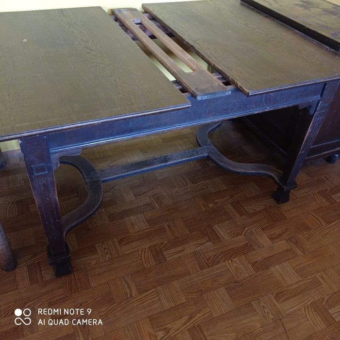 Antyczne stoły i biurko