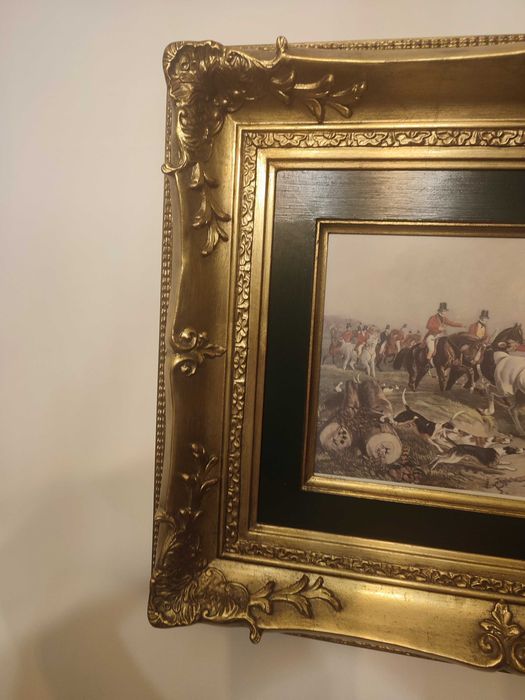 Quadro com moldura em folha de ouro e gravura com caçada