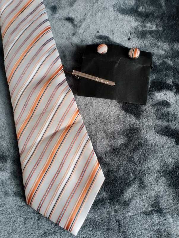 Jedwabny krawat że spinka do krawata i spinkami do koszuli