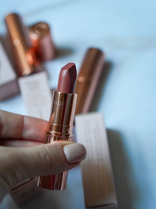 Помада Charlotte Tilbury matte revolution pillow talk