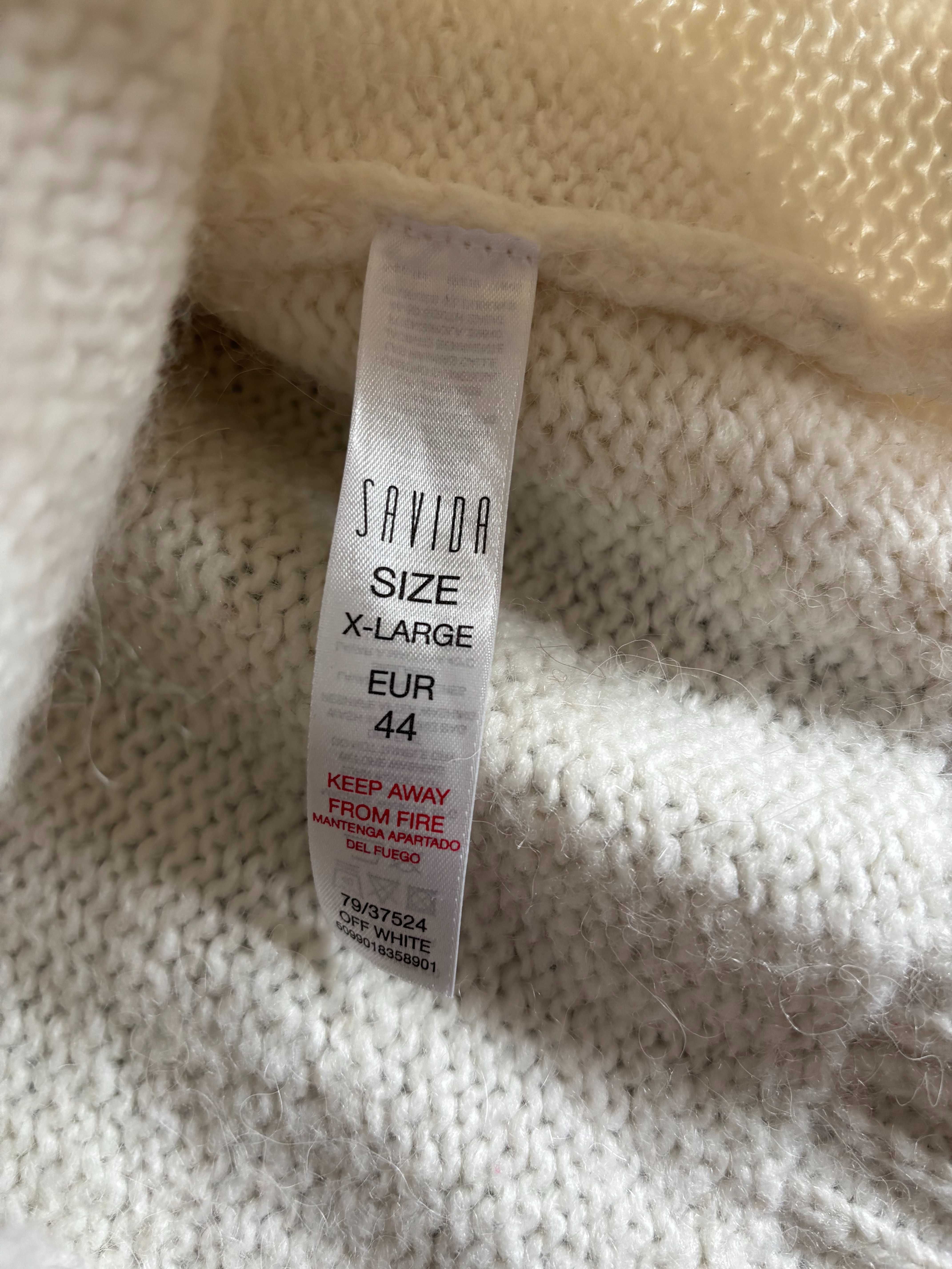 Sweter w serca 3D alpaka zapinany kolor Ecre 44