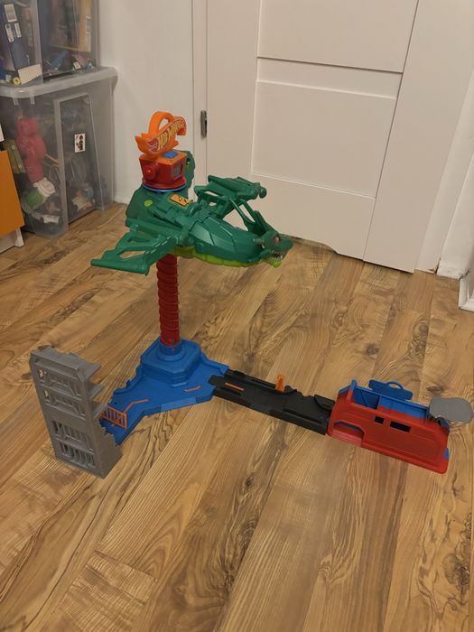 Zestaw Hot Wheels atak smoka GJL13