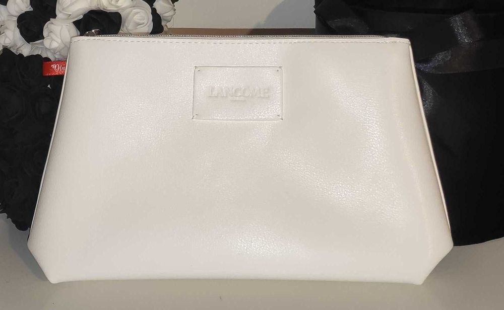 Biała kremowa kosmetyczka Lancome skóra
