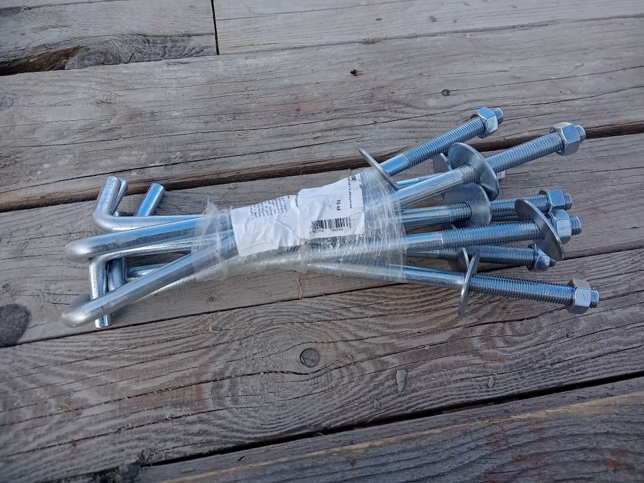 Drewno i pozostałości po budowie