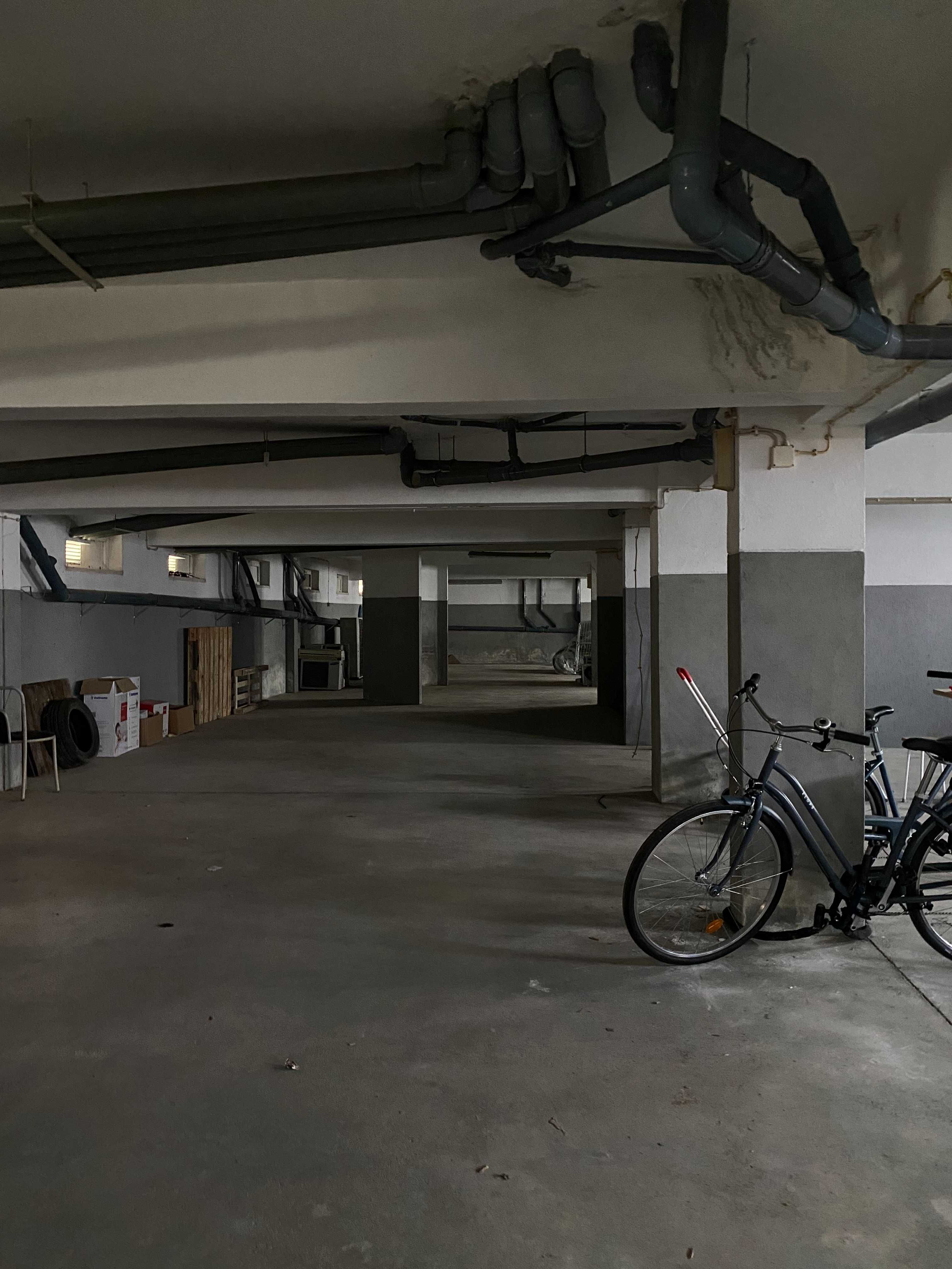 Parqueamento 12,55m2 em Santo António na Costa de Caparica com janela