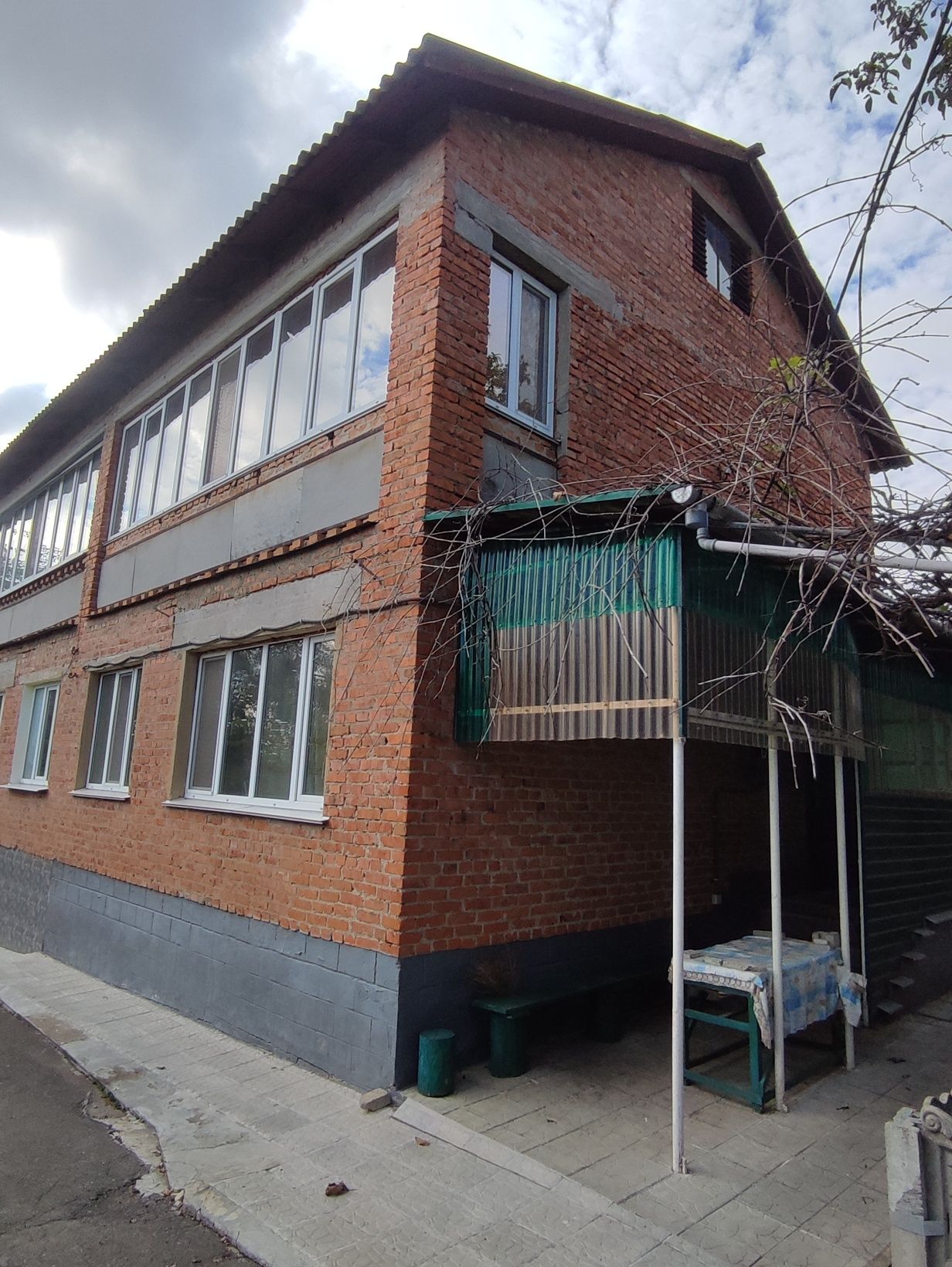 Продам пів будинку на 2 поверхи