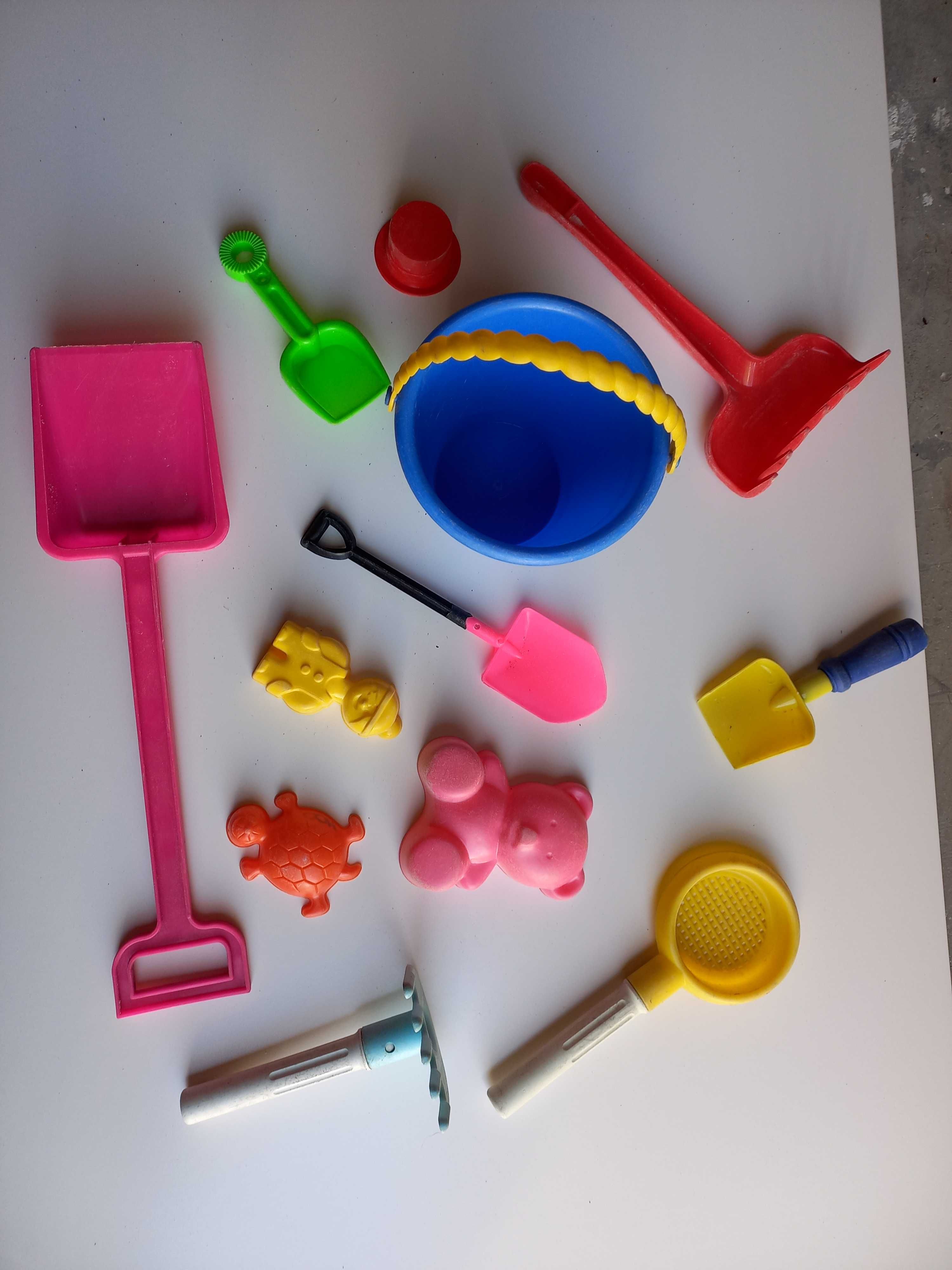 Vários Brinquedos para Criança brincar na Praia